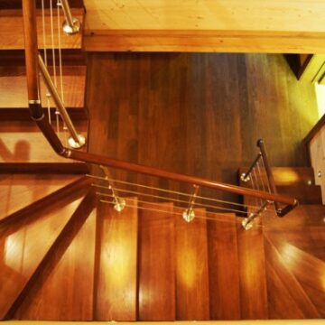 Бесплатный онлайн-калькулятор внутренней лестницы для коттеджа или дачи