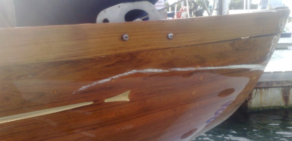 яхтный лак Качественный яхтный лак надежно защитит все деревянные поверхности вашего плавательного средства