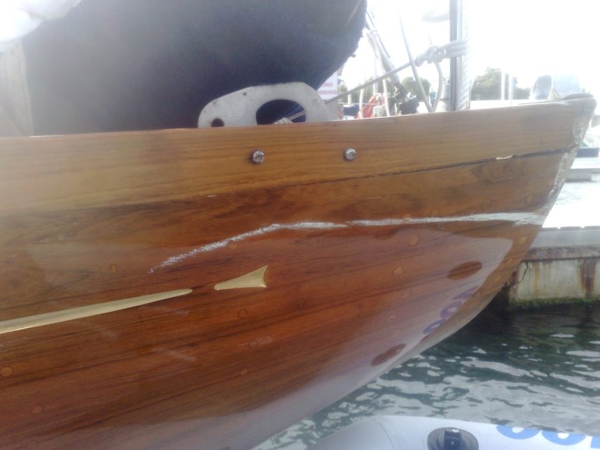 Качественный яхтный лак надежно защитит все деревянные поверхности вашего плавательного средства