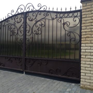 Кованые заборы и ворота всегда выглядят монументально