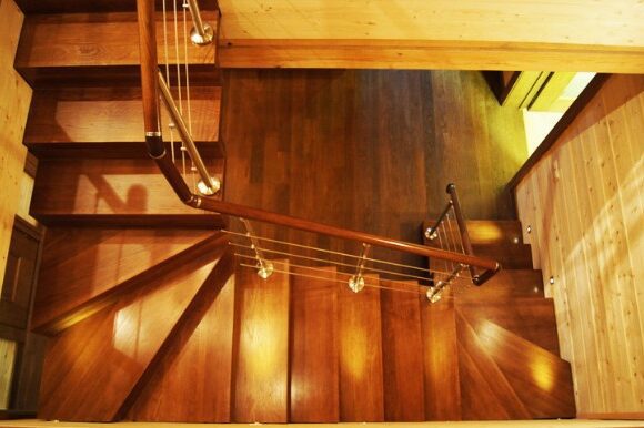 Бесплатный онлайн-калькулятор внутренней лестницы для коттеджа или дачи