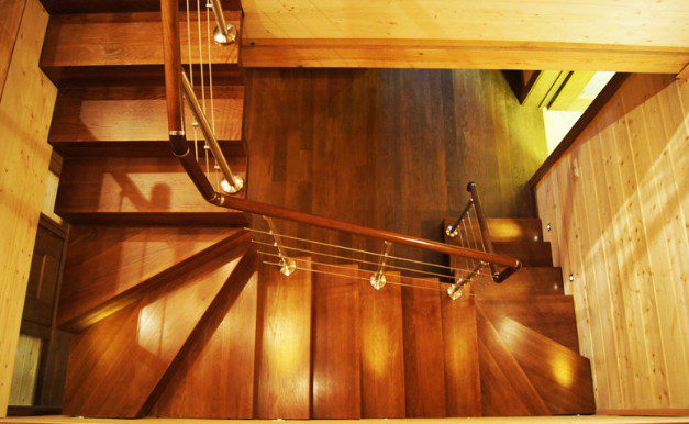 Бесплатный онлайн-калькулятор внутренней лестницы для коттеджа или дачи