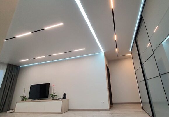 Потолок со световыми линиями: современное освещение и стильный дизайн интерьера